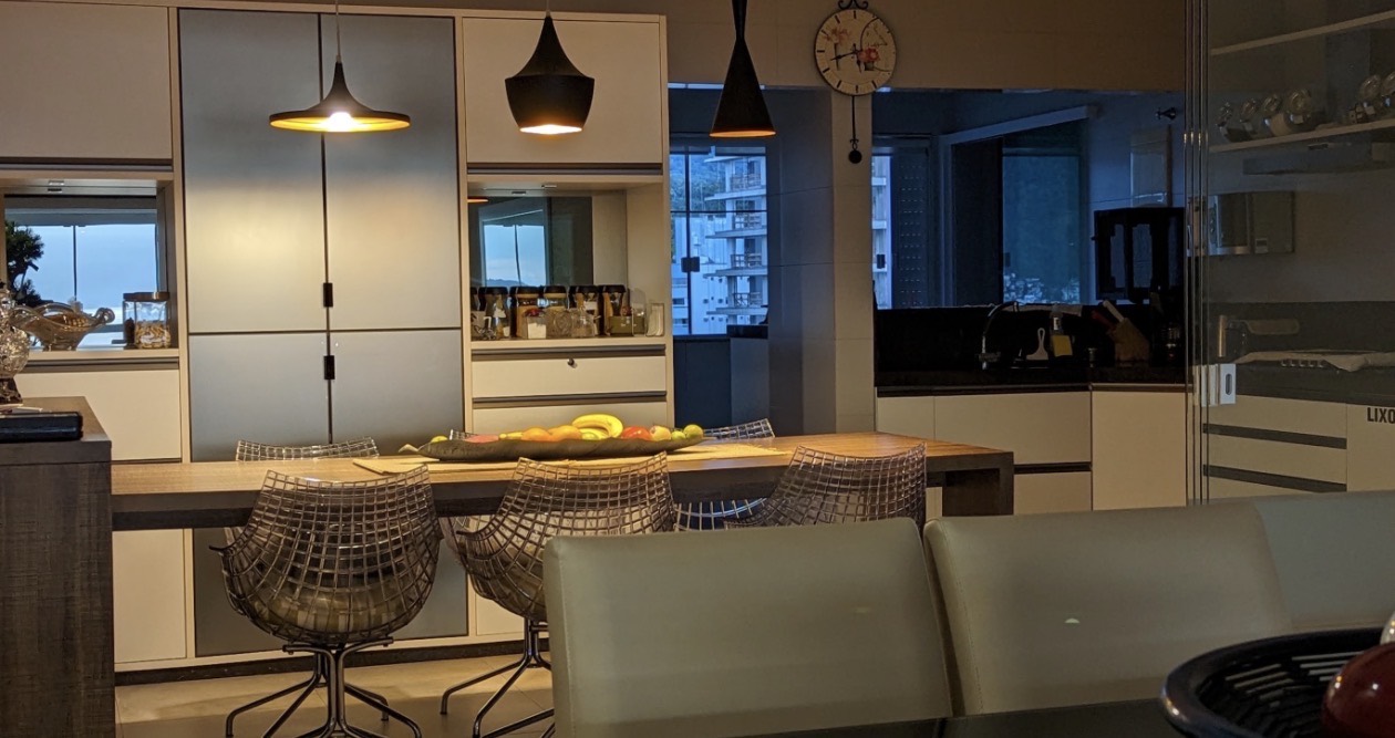 Cozinha equipada e acolhedora do apartamento